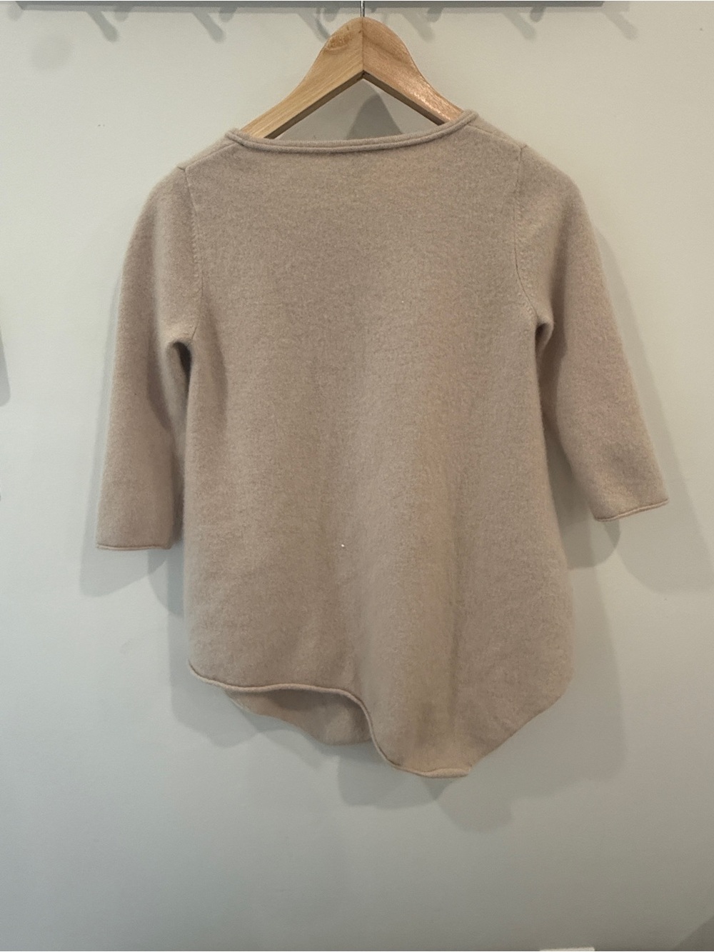 Neiman Marcus 100% Cashmere Asymmetric Sweater Top | Size S | light beige cream - Picture 9 of 9